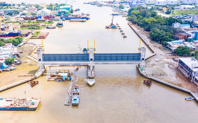 Dự án chống ngập do triều ở TPHCM: Hàng nghìn tỷ đồng thiết bị nằm phơi mưa nắng