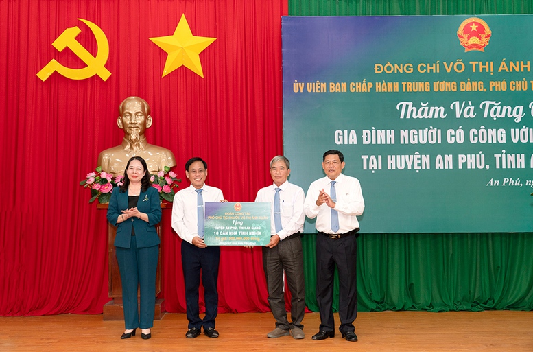 Phó Chủ tịch nước thăm gia đình người có công tiêu biểu huyện biên giới tỉnh An Giang - Ảnh 1.