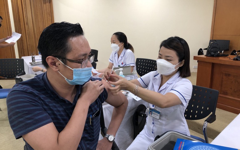 Phát động tiêm vaccine phòng COVID-19 mũi 3, mũi 4 cho công nhân, viên chức, lao động