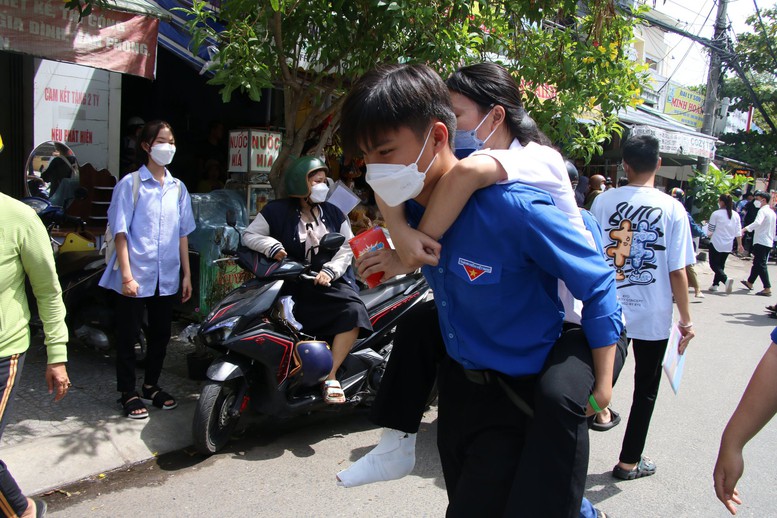 Tiếp sức thí sinh &quot;vượt vũ môn&quot; - Ảnh 1.