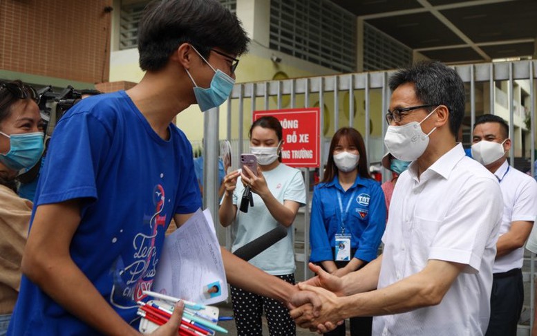 Phó Thủ tướng Vũ Đức Đam động viên thí sinh thi tốt nghiệp THPT