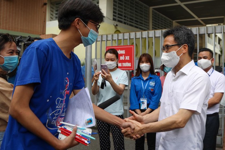 Phó Thủ tướng Vũ Đức Đam động viên thí sinh thi tốt nghiệp THPT - Ảnh 1.