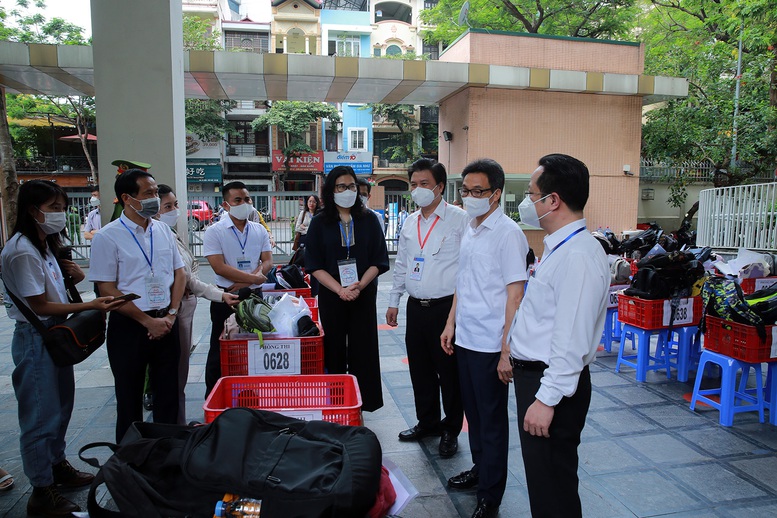 Phó Thủ tướng Vũ Đức Đam động viên thí sinh thi THPT - Ảnh 7.