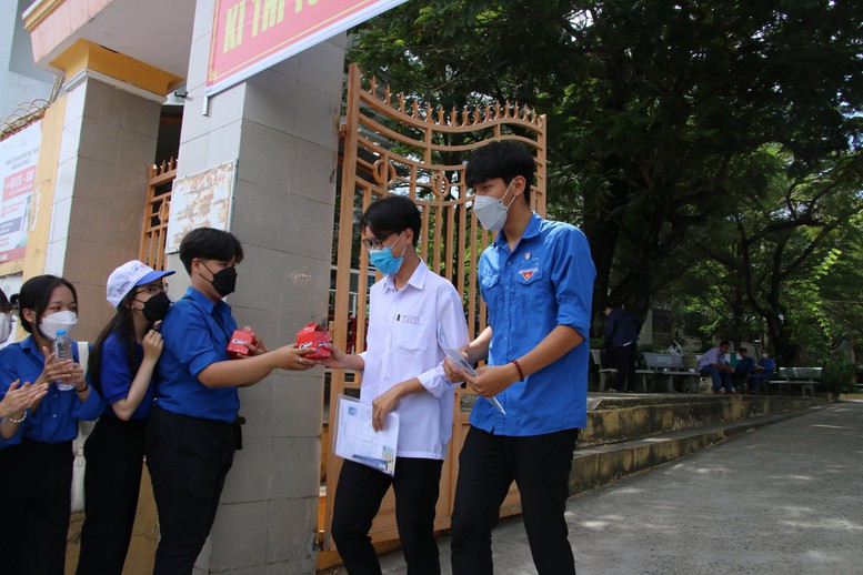 Tiếp sức thí sinh &quot;vượt vũ môn&quot; - Ảnh 2.