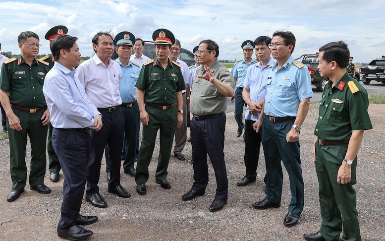 Thủ tướng khảo sát thực địa, chỉ đạo giải quyết tình trạng quá tải sân bay Tân Sơn Nhất