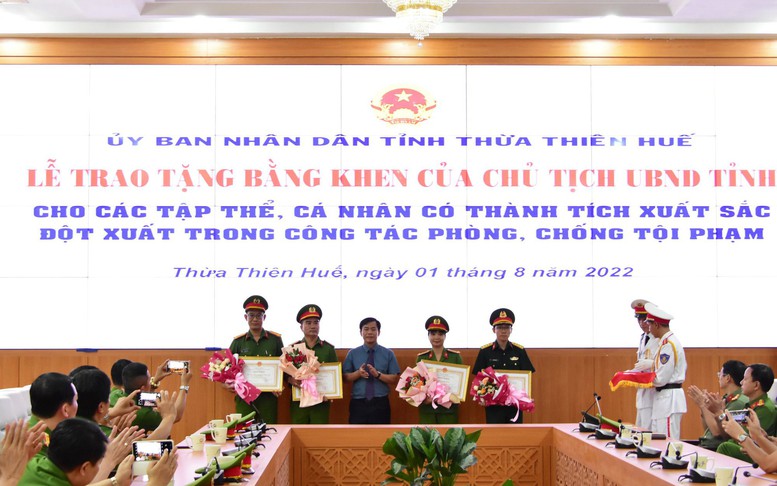 Thừa Thiên Huế khen thưởng đột xuất lực lượng phá vụ án cướp tiệm vàng