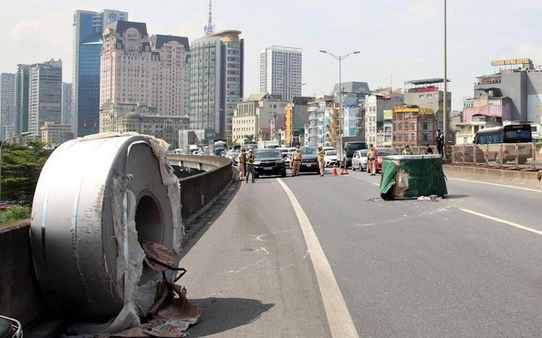 Siết an toàn vận chuyển hàng hóa sau vụ rơi thép cuộn