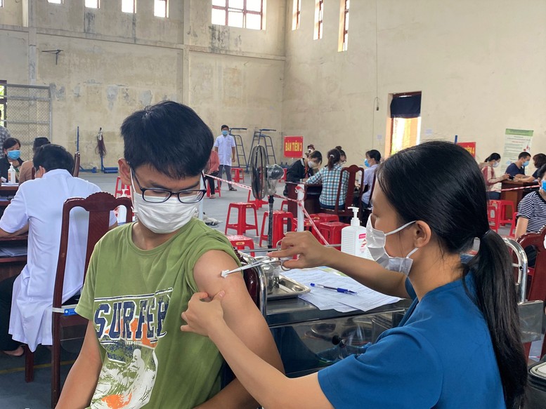 Tập trung tiêm vaccine phòng COVID-19 cho học sinh trước thềm năm học mới - Ảnh 2.