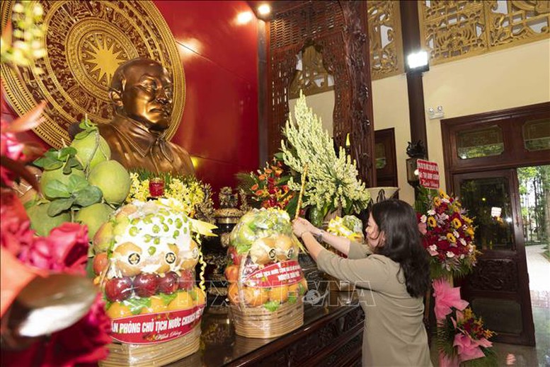 Phó Chủ tịch nước dâng hương tưởng nhớ Chủ tịch Tôn Đức Thắng - Ảnh 1.