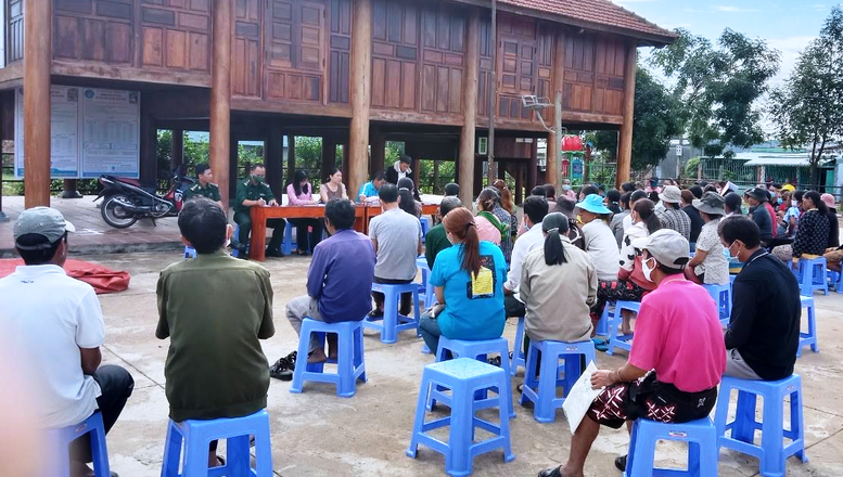 Tấm gương sáng gìn giữ an ninh trật tự nơi 'một tiếng gà gáy ba nước đều nghe' - Ảnh 4.