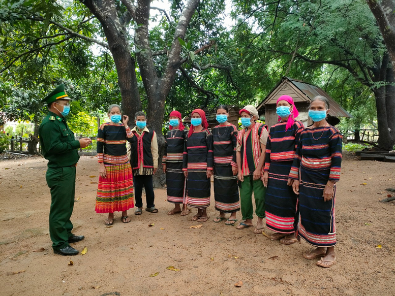 Những 'cánh chim đầu đàn' ở vùng biên giới - Ảnh 4.