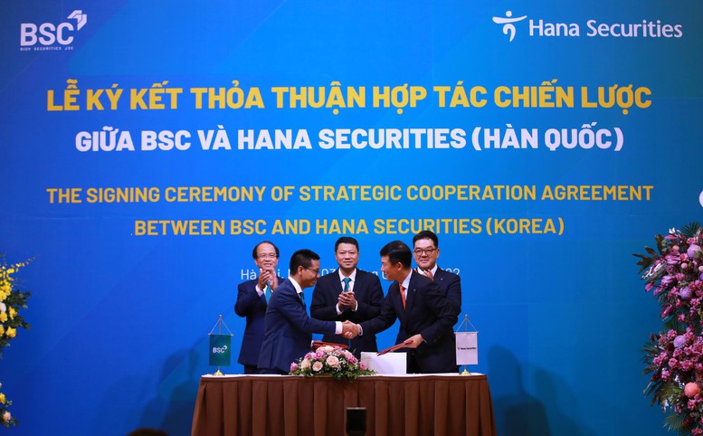 BSC và Hana Securities (Hàn Quốc) ký kết thỏa thuận hợp tác chiến lược (3/8) - Ảnh 1.