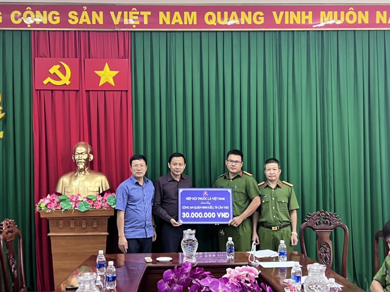 Triệt phá đường dây mua bán thuốc lá lậu lớn nhất khu vực phía nam - Ảnh 1.