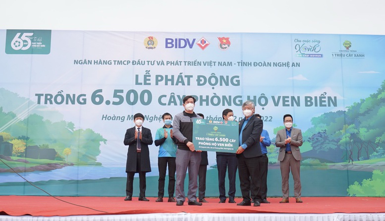 BIDV trồng 6.500 cây phòng hộ ven biển tại Nghệ An (22.2) - Ảnh 1.