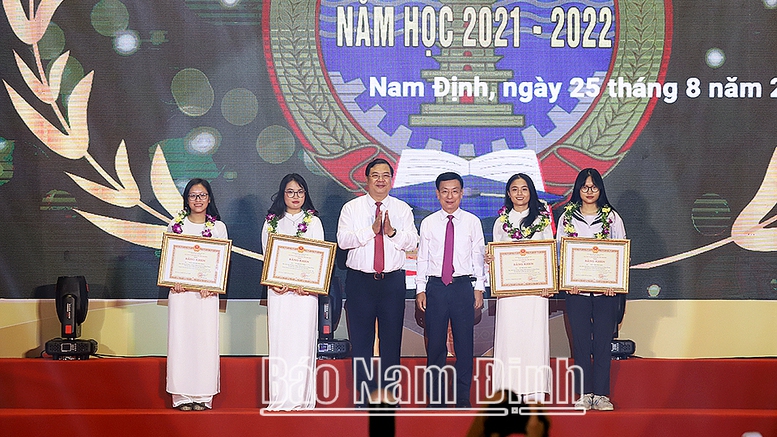 Đất học Nam Định tuyên dương học sinh giỏi năm học 2021-2022 - Ảnh 3.