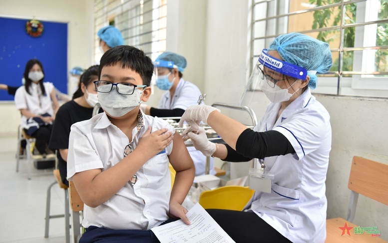 Tiêm vaccine COVID-19 "Vui Trung thu và tựu trường an toàn"