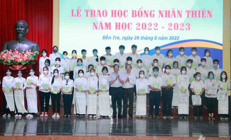 Bến Tre: Hỗ trợ HSSV hoàn cảnh khó khăn trước thềm năm học mới - Ảnh 1.