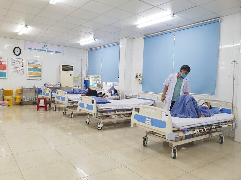 Đà Nẵng: Thông tin vụ hàng loạt du khách nhập viện nghi do ngộ độc thực phẩm - Ảnh 1.