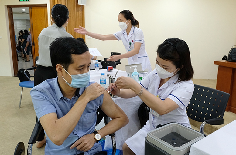Đề xuất phụ cấp 100% cho nhân viên y tế dự phòng, y tế phường - Ảnh 1.