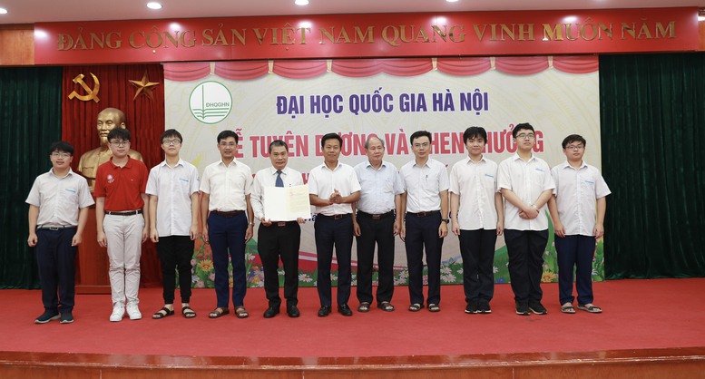 Bài 2: Đằng sau vinh quang là những hy sinh thầm lặng - Ảnh 2.