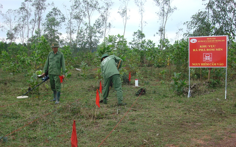 Khẩn trương tổng kết thi hành quy định pháp luật về khắc phục hậu quả bom mìn sau chiến tranh