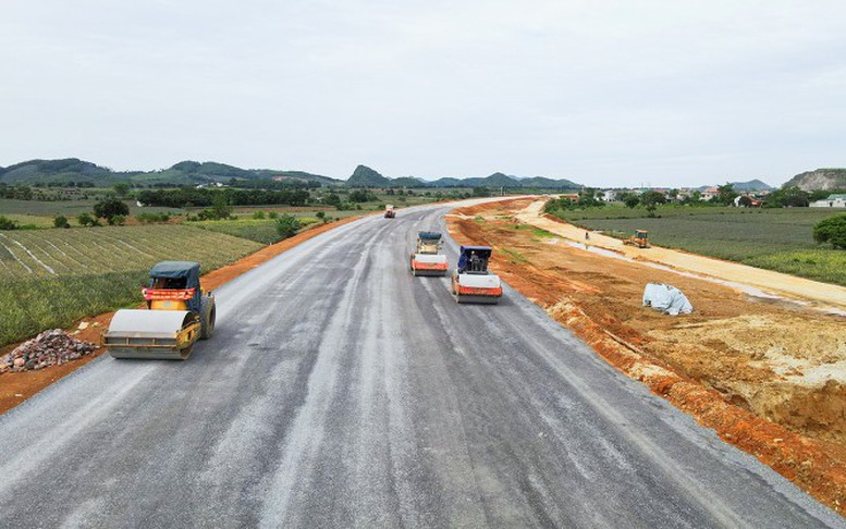 100% cán bộ xung phong làm việc xuyên lễ trên công trường cao tốc Bắc-Nam