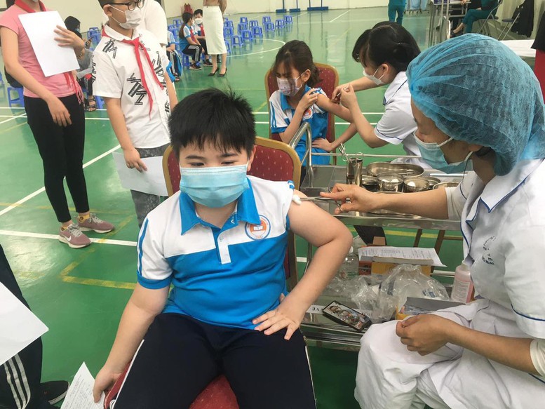 Thủ tướng yêu cầu khẩn trương hoàn thành tiêm vaccine COVID-19, không để thiếu vaccine - Ảnh 1.