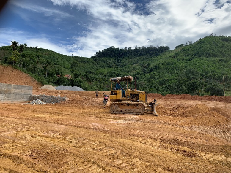 Quảng Ngãi: Đẩy nhanh tiến độ công trình cho người dân miền núi trước mùa mưa bão - Ảnh 2.