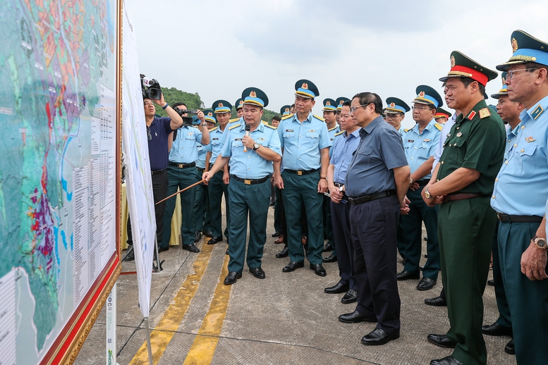 Thủ tướng thăm Trung đoàn Không quân tiêm kích đầu tiên, khảo sát sân bay quân sự Yên Bái - Ảnh 7.