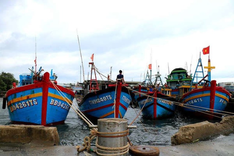 Ngành giao thông, y tế ứng phó bão số 4 - Ảnh 1.