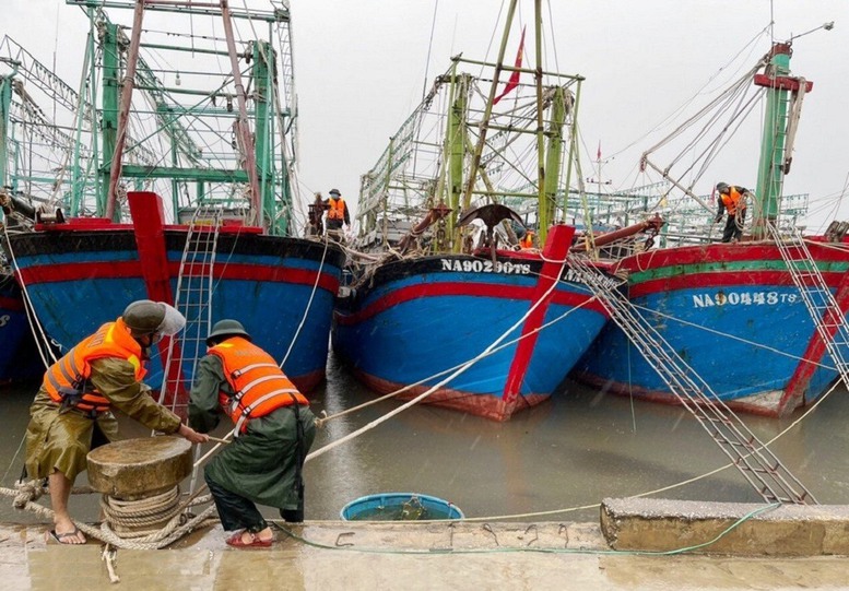 Lập Ban chỉ đạo tiền phương ứng phó với bão số 4 - Ảnh 1.