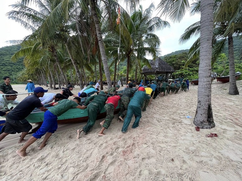 Quân khu 5: sẵn sàng xe thiết giáp, phương tiện làm nhiệm vụ chống bão - Ảnh 6.