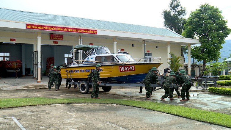 Quân khu 5: sẵn sàng xe thiết giáp, phương tiện làm nhiệm vụ chống bão - Ảnh 1.