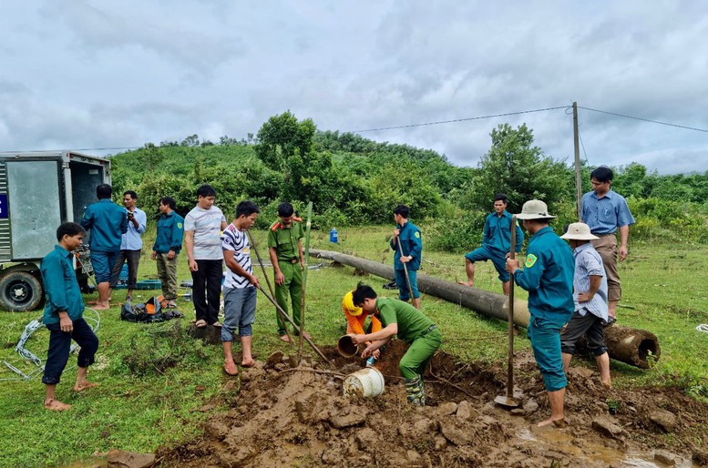 EVNCPC khẩn trương khôi phục lưới điện do ảnh hưởng bão số 4 - Ảnh 1.