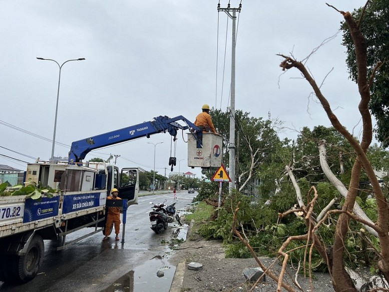 Cập nhật tình hình khôi phục lưới điện sau bão số 4 - Ảnh 1.