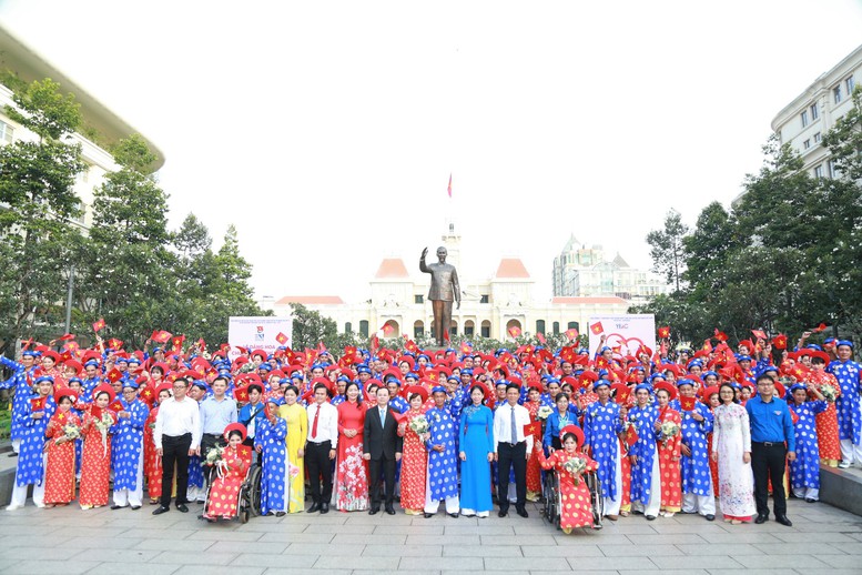 TPHCM: Các điểm du lịch tấp nập du khách đến tham quan, thưởng lãm - Ảnh 9.