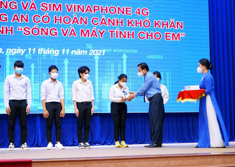 Sóng và máy tính cho em: Tiếp sức hàng nghìn học sinh tới trường - Ảnh 2.