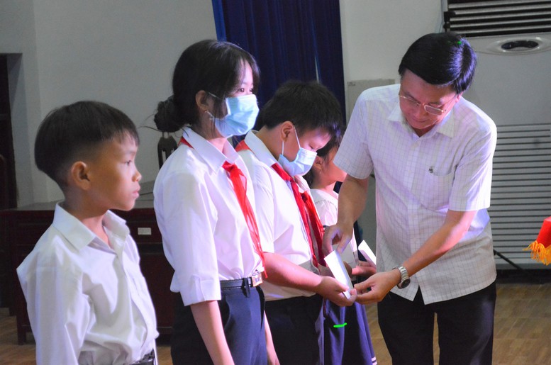 Chăm lo cho trẻ em khó khăn miền Trung đón Tết trung thu ấm áp - Ảnh 1.