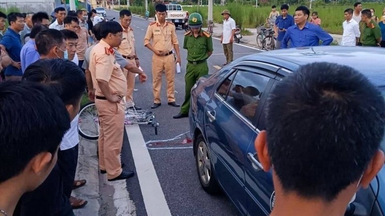 Khởi tố thầy dạy lái xe đi uống nước để nữ học viên gây tai nạn chết người - Ảnh 1.