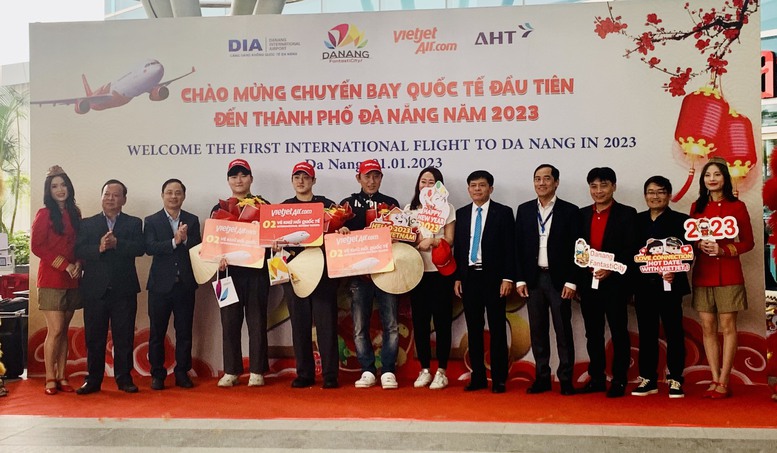 Đà Nẵng - Hội An đón những đoàn khách quốc tế đầu tiên “xông đất” năm mới - Ảnh 2.