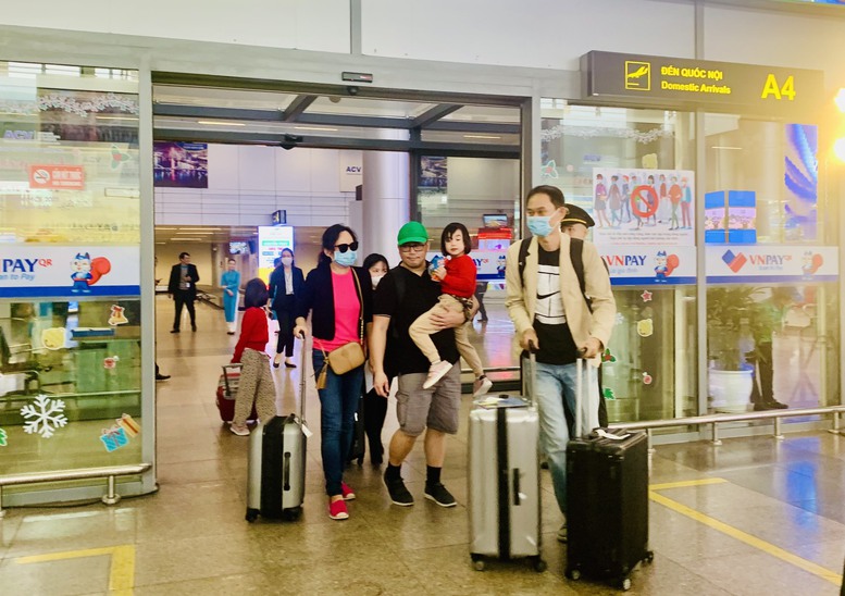 Đà Nẵng - Hội An đón những đoàn khách quốc tế đầu tiên “xông đất” năm mới - Ảnh 1.