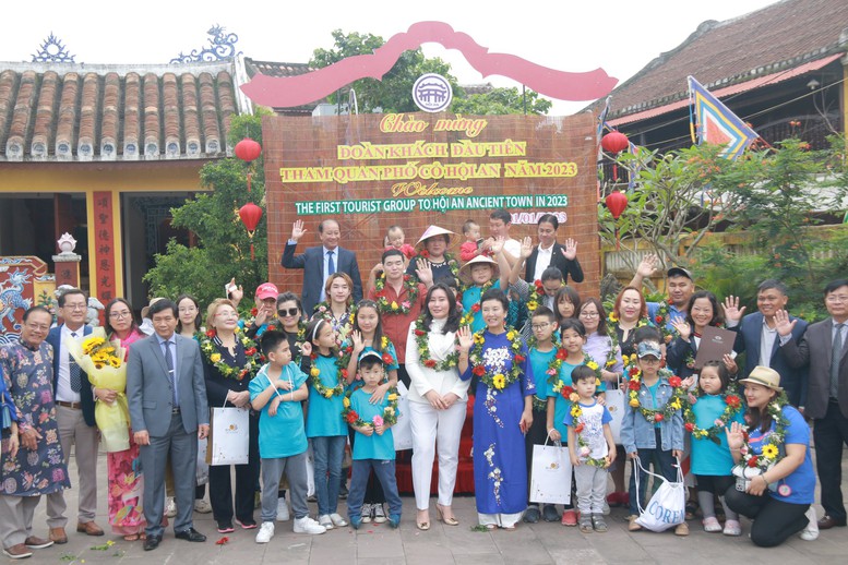 Đà Nẵng - Hội An đón những đoàn khách quốc tế đầu tiên “xông đất” năm mới - Ảnh 3.