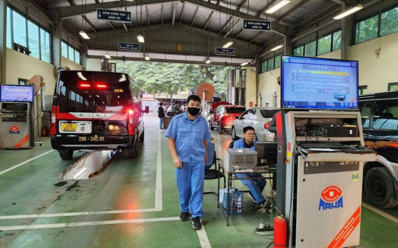 Tiếp tục tăng ca, làm thêm giờ phục vụ nhu cầu đăng kiểm của người dân