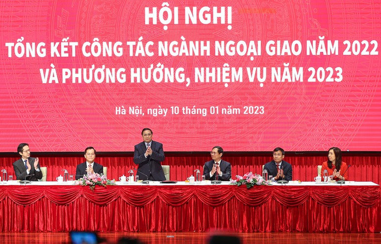 Thủ tướng: Phát huy mạnh mẽ vai trò tiên phong của đối ngoại, phục vụ phát triển đất nước theo hướng bền vững, tự lực, tự cường - Ảnh 3.