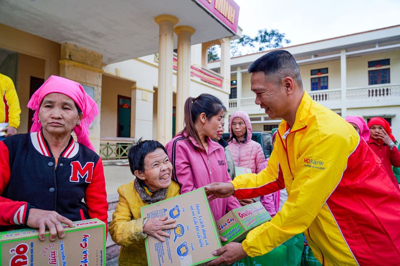 HDBank mang 'Tết ấm tình thương' đến đồng bào Hòa Bình - Ảnh 2.