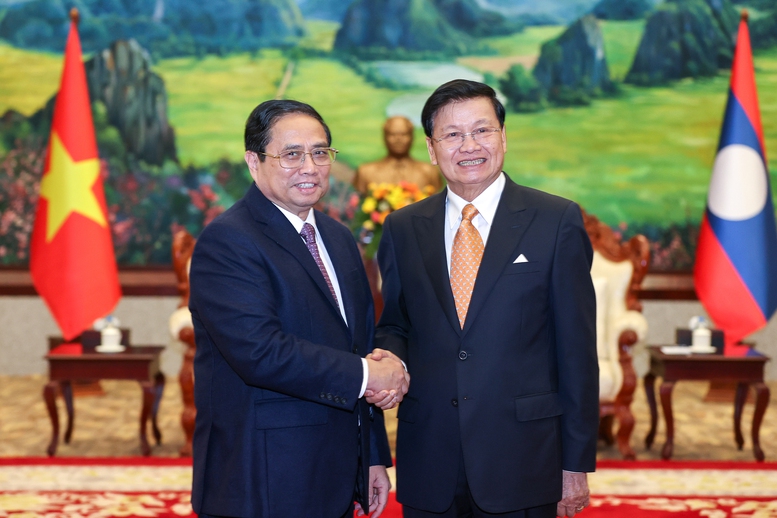 Thủ tướng Phạm Minh Chính chào Tổng Bí thư, Chủ tịch nước Lào - Ảnh 1.