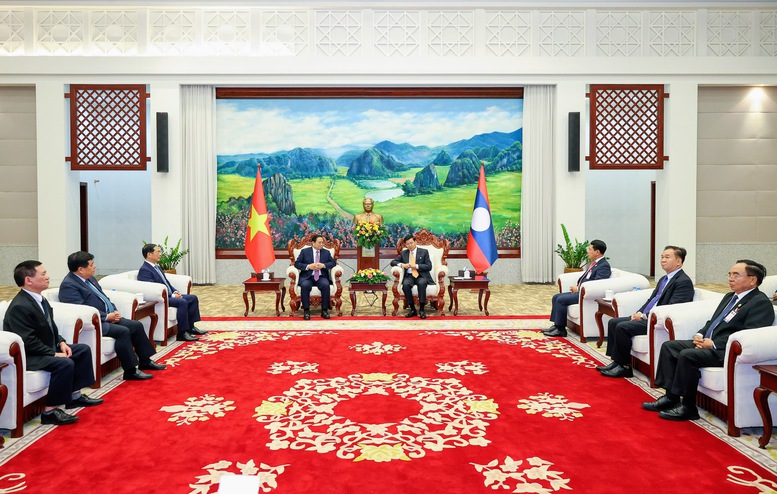 Thủ tướng Phạm Minh Chính chào Tổng Bí thư, Chủ tịch nước Lào - Ảnh 3.