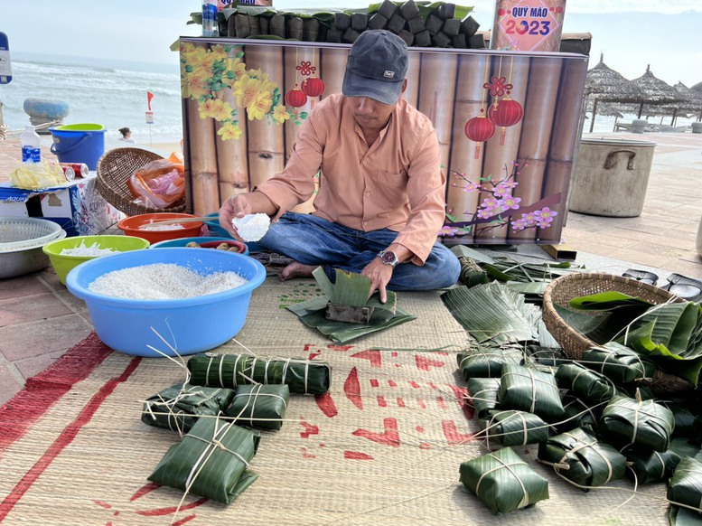 Du khách nước ngoài hào hứng trải nghiệm Tết - Ảnh 2.