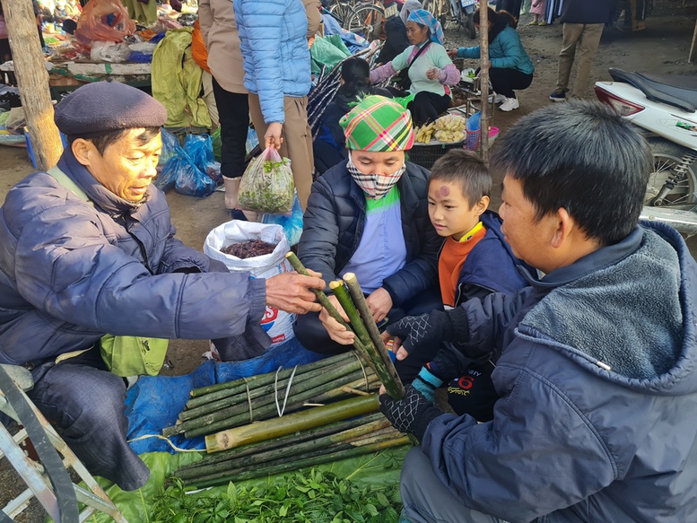 Sắc màu chợ phiên vùng cao ngày giáp Tết - Ảnh 1.