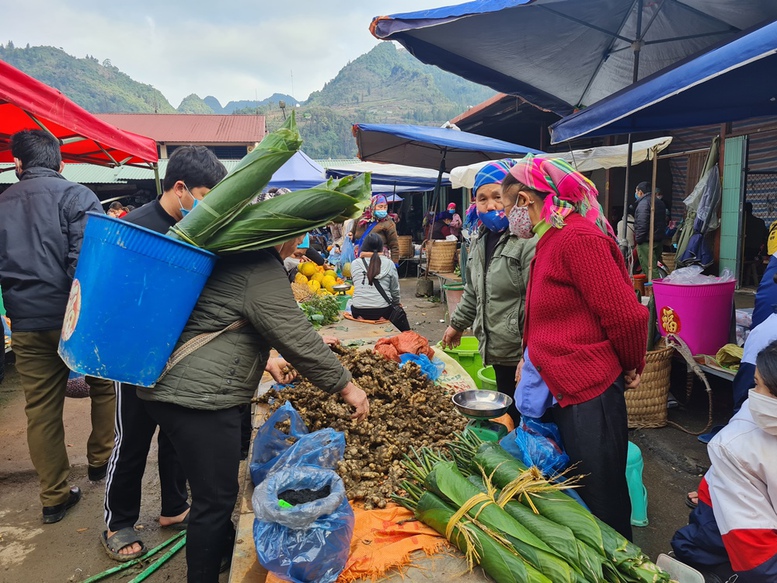 Sắc màu chợ phiên vùng cao ngày giáp Tết - Ảnh 2.